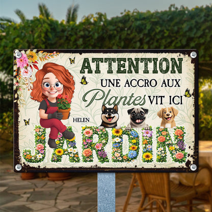 Jardin Une Accro Aux Plantes Vit Ici – Plaque En Métal Personnalisée