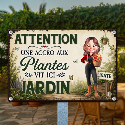 Attention ! Attention ! Une Accro Aux Plantes Vit Ici – Plaque En Métal Personnalisée