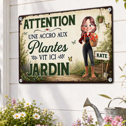 Attention ! Attention ! Une Accro Aux Plantes Vit Ici – Plaque En Métal Personnalisée