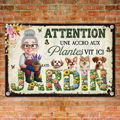 Jardin Une Accro Aux Plantes Vit Ici – Plaque En Métal Personnalisée