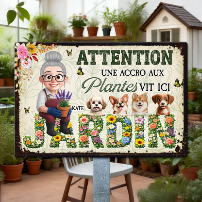 Jardin Une Accro Aux Plantes Vit Ici – Plaque En Métal Personnalisée