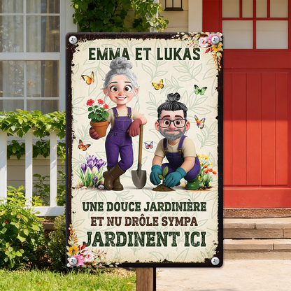 Une Folle Des Plantes Et Un Vieux Grincheux - Jardinent Ici – Plaque En Métal Personnalisée